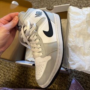 Women’s Air Jordan 1 Mid size 6.5
Color grey fog/black-white